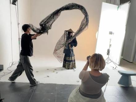 一组神图往往运用朴素的拍摄手法 📷@HAMMKUMOSTUDIO
👧@怡宝🤪(模特版)
#汉服写真 #hammkumo #HammKumoGirls #国风 #古风