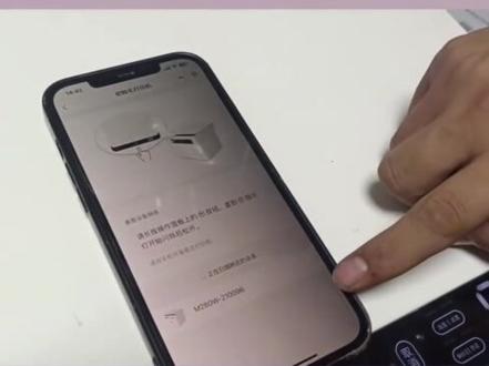 要将联想280W打印机连接到手机,可以使用以下两种方法:
1.Wi-Fi连接:
确保打印机和手机都支持Wi-Fi功能,并已连接到同一个Wi-Fi网络。
打开打印机,进入网络设置或Wi-Fi设置选项,选择并连接Wi-Fi网络,输入密码进行确认。
在手机上打开设置,进入Wi-Fi选项,确保与打印机连接在同一网络。
下载并安装适用于联想打印机的官方应用程序,如“联想打印”APP。
打开APP,点击“添加联想打印机”,选择打印机型号,完成连接。
2.蓝牙连接:
确保打印机和手机都已开启蓝牙功能,并在打印机的设置菜单中启用蓝牙配对模式。
在手机上打开蓝牙设置,搜索附近的蓝牙设备,找到并选择打印机进行配对。
下载并安装适用于联想打印机的官方应用程序,按照应用程序的指示进行操作。
配对成功后,即可在手机的打印选项中选择蓝牙打印机进行打印。
注意事项:
确保打印机和手机在同一网络环境下。
下载并安装正确的打印应用程序。
按照提示完成打印机的配置和连接。
如果遇到问题,参考联想打印机的用户手册或联系厂商获取进一步帮助。
##打印机 #复印机耗材 #打印机维修 #办公设备 #打印机推荐