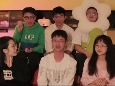 前任送的礼物要扔吗?你会在意现任留着前任的东西吗?#情侣 #情感 #分手了 #前任
