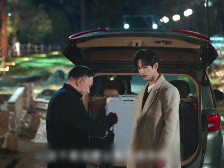 那声妈妈,他等了整个青春。 十八年前,她在深夜为他织就一份不能言说的心疼。
十八年后,她用一封短信和一条围巾,把那个躲在门后偷看的孩子,正式领回了家
#何与韩系男主照进现偶 #与靳朝同行 #何与 #双轨 #靳朝