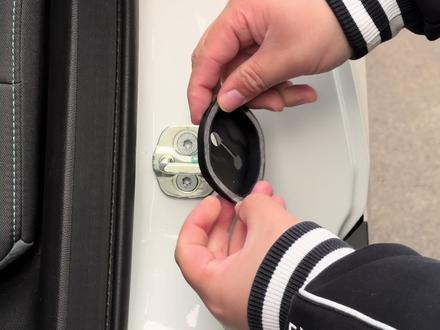 每次我们埃安关车门时,动静都特别大,铁打铁的声音听得,没有任何缓冲减震,长时间大力关门会损坏我们车门板内部零件,我们可以装上这个车门減震套!#埃安 #埃安y #埃安ut #埃安rt #埃安s