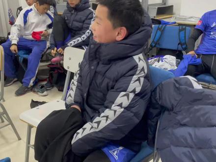 #中国足球小将 老二吕孟洋左手手背上写着一行字:“没有态度就直接放弃足球”。