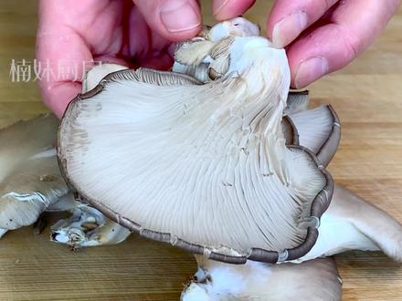 炒平菇时,切记别焯水和直接炒,教你一招,鲜嫩入味,营养又下饭 #家常菜 #美食教程 #菌菇 #炒蘑菇 #平菇