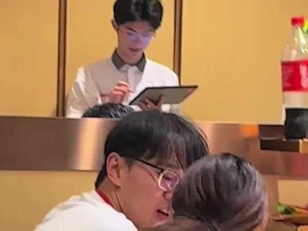 完全就是恩将仇报来的啊#海底捞 #服务员 #离谱 #震惊 #万万没想到