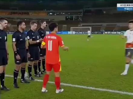 国足0-4惨败日本,是实力不济还是心态崩盘? #u23国足 #u23亚洲杯 #总结 #未来可期 U23亚洲杯决赛,国足0-4惨败日本,是实力不济还是心态崩盘?一个细节暴露了输球真相!
据知情人士透露,比赛第20分钟,王钰栋在禁区外围停球时脚底打滑,球被日本队员抢断后远射破门。就这一下,整个替补席都陷入了沉默。这场比赛,国足暴露出的问题太多了。之前五场零封的防线,在决赛里仅仅12分钟就因漏人被破门;上半场控球率仅44%,全场传接球失误不断;到了下半场,心态更是完全失衡,甚至出现了手球送点的情况。看似是0-4的比分,实则是从技术到心态的全面溃败。这些年轻球员虽然历史性闯进了决赛,却在最高舞台上被卫冕冠军狠狠上了一课。这场比赛,不仅让球迷们失望,更让球员们自己感受到了巨大的落差。
足球最残酷的,莫过于给你希望再亲手敲碎。国足的这场失利,让我们看到了与强队的差距,也让我们更加期待未来的成长。大家身边看球的朋友,是不是也都在为这场比赛叹气呢?快来评论区聊聊你的看法吧!
