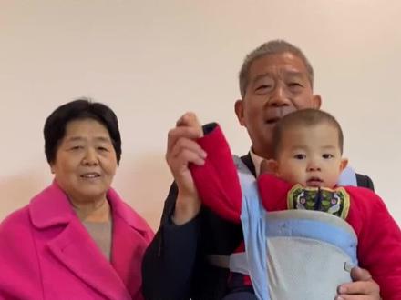 44岁林俊杰公开网红女友“七七”,二人相差21岁。女方多次现身其演唱会VIP首排座位,2025年被曝同游新西兰、东京