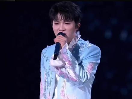 周深献唱《聊聊》打动全场
