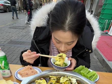 它在成都真的没有对手!椒麻黄喉兔爆香!
不得不说成都人是真的好会吃,心心念了好久的椒麻黄喉兔,又香又麻的简直好吃上头啊😭
#成都火锅 #春熙路 #费多多黄喉兔 #成都美食 #成都苍蝇馆子