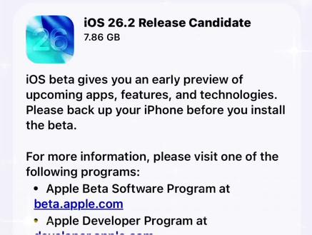 ios26.2RC 更新内容核心功能升级
1.睡眠评分体系调整:Apple Watch的睡眠评分标准重新划分,等级门槛提高(如“高”评级需81分以上),最高评级更名为“非常高”,以更客观反映睡眠质量。
2.提醒事项增强:新增“紧急”开关,可授权将重要提醒升级为强制闹钟,锁屏界面显示蓝色倒计时,避免错过关键任务。
3.播客应用AI优化:支持为英文播客自动生成章节标记,并新增“播客提及”功能,可一键跳转至节目中提到的其他播客。系统体验改进
界面与交互:锁屏时钟支持“液态玻璃”滑块调节透明度,系统菜单动画更具弹性;无边记
(Freeform)应用新增表格编辑功能,支持实时协作。
设备功能扩展:AirPods Pro系列在欧盟地区支持实时翻译(覆盖中英日等9种语言),Apple Music歌词支持离线使用。
安全与无障碍:新增“增强安全警报”功能,优化地震等紧急通知的定位推送;闪光提醒可同步屏幕闪烁。其他实用更新
密码管理:设置中新增“不保存密码的网站”例外管理选项。
天气应用:警报支持显示“下周五”等相对时间提示。
CarPlay优化:新增iMessage固定信息显示开关,减少驾驶干扰。#系统 #深度思考 #苹果手机