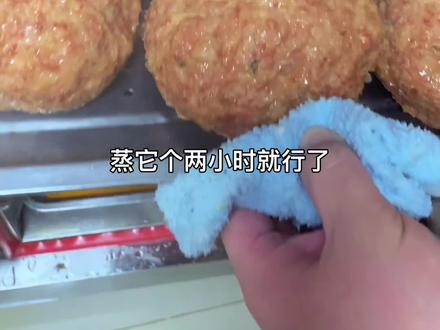 #抖音美食创作人 #段大胖er #苏北吃货帮 喝喜酒最硬的菜之一,苏鸡饼子。你能吃几块?@吉家宝饭店