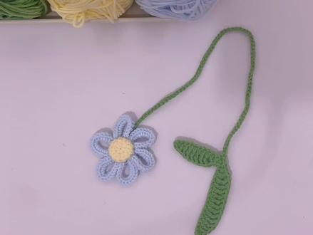 【附图解】简单好看的花朵书签🔖 🧶:萌娃娃2号线@雪妃尔毛线
色号:19、41、46
图解🍠—线来物事
#我的手工日常 #学会快去试试吧🔥 #手工针织花朵教程 #钩针教程 #挂件钩织教程