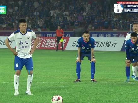 #川超 #复盘 #乐山VS南充 #南充 #鲜小龙 复盘南充队客场挑战乐山队比赛。南充丝绸源点队9号鲜小龙利用点球,扳平比分,帮助球队拿下一分。