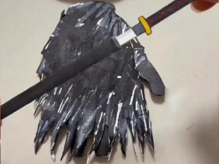 女子给自家鹦鹉DIY武侠战袍,两位“大侠”一看轻功就很高的样子。网友:变身很突然,如何说服它们穿上的? (来源:新华社)#鹦鹉 #武侠 #DIY