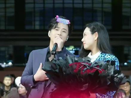 索图大舞台!一个很会唱歌的小伙子来到!歌声真好听!唱《深情只是个笑话》和家仪合作《明月夜》和索图合唱《再也不是你》涨粉十五万#索图大舞台#百姓大舞台想唱你就来 @索图 @家仪🎙上午11点(索图) @陆麒LUQI