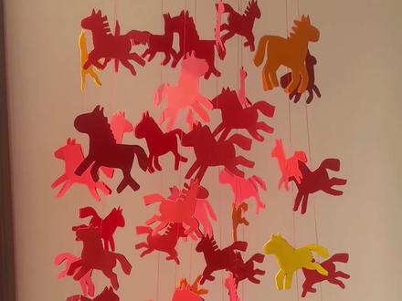 一张卡纸就能拥有万马奔腾马年风铃啦#人类幼崽成长计划 #新年手工 #新年手工制作 #亲子手工 #手工diy