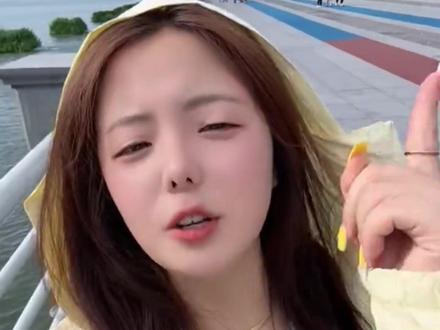 究竟谁是海埂大坝的“憨斑鸠”?外省游客朋友发出“灵魂拷问”(来源:@赵大美女🌷 )#云南 #昆明 #海埂大坝喂海鸥 #红嘴鸥