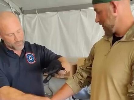 能瞬间释放电流的电击手套,到底有多厉害? #电击手套