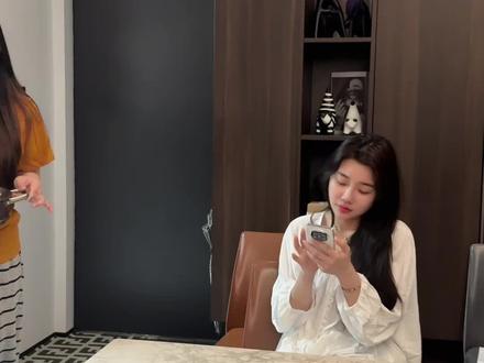 她为什么不帮我呢,是我哪里学得不对吗? #撒娇吃鸡蛋 #姐妹 #撒娇女人最好命