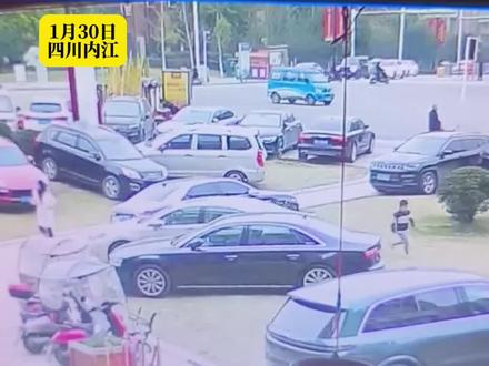 男孩将鞭炮扔进下水道,引发沼气爆炸,多辆豪车被炸翻。男孩和家长已被警察带走。律师:责任划分可能涉及多方。#律师谈男孩将鞭炮扔入化粪池