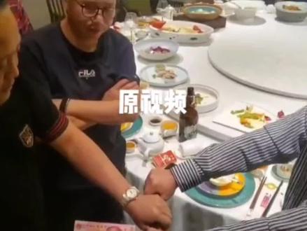 魔术教学:钞票瞬间劈断筷子,钞票完好无损,学会后逗朋友玩