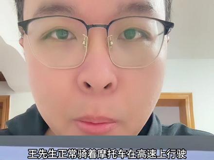 摩托骑手高速行驶想超车,前面大货车故意不让过