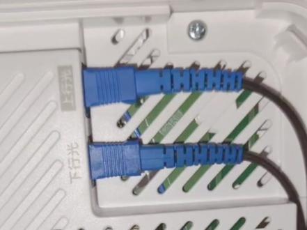 华为FTRR星光F30尊享版方案。用的是光纤组网采用一级分光。最大可以达到2.Gbps具备先天优势。经过测试。华为这个FTTR方案,WiFi速度已经突破2Gbps消除了千兆网口和远距离和。远距离无线MESH远距离降速的限制。测速的时候华为FTTR星光F30尊享版光纤组网方案。是可以跑到2.gdps的。无线的方案。随着距离的拉远。速度下降非常快。有线的方案。到房间之后速度还有960Mbps可见光纤组网。要比千兆口组网,网线组网。有更高的速率。并发32台终端测速的速率。相比而言。华为FTTR星光F30尊享版丛光猫。单台存图量最高。达到了1.95gdps在并发跑满千兆网络套餐。选择华为FTTR高带宽房子大,选择FTTR准没错。第一选择光纤组网准没错。千兆网络的套餐。优选这个华为FTTR星光尊享版F30千兆组网跟网线组网速度会下线