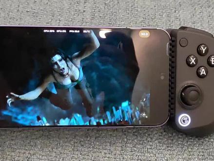 真我Neo8的PC掌机模式玩游戏那体验感相当不错。这个模式直接登录Steam账号,游戏和存档都能和Steam互通。游戏下载好了以后还能离线运行,联网的时候又会自动同步存档。那我过年回家高铁上这种网络不太好的地方应该也可以玩。
真我Neo8配上盖世小鸡手柄,昨晚俺开启《古墓丽影》的冒险之旅时,可选择手机按键或外接手柄操作时,感觉手柄玩的更爽,不会有误触什么的,完成攻击动作,整个过程行云流水,仿佛我自己就是劳拉,实测下来,游戏最高能支持60FPS的帧率,画面很流畅。
关于《小小梦魔2》,进入游戏后画面色彩饱满,在阴暗场景中细节清晰可辨,光影效果出色。操作上,当我操控主角在游戏世界中探索时,真有一种身临其境之感,每次死翘翘的时候都挺刺激的。使用真我Neo8的PC掌机模式,每一次移动、跳跃、躲藏的操作都响应灵敏。音效方面,游戏的恐怖氛围通过手机出色还原,脚步声、怪物嘶吼声都有很强代入感。#steam游戏 #真我Neo8 #PC掌机 #小小梦魇2 #古墓丽影 @真我官方账号