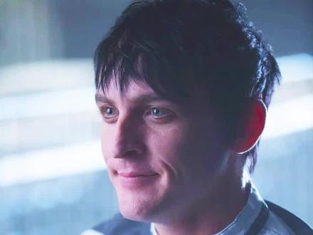 身为鱼妈手下的一个伞童,企鹅人告诉你他是如何成为哥谭之王的