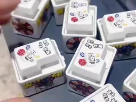 趣味验牌按键 ,使用方法:
单击顺序: 我要验牌,给我擦皮鞋
双击后再单击:小瘪三,小儿科
长按: 开牌,牌没有问题#王同学拿压岁钱给我买的礼物🎁 #我要验牌 #给我擦皮鞋 #按键 #好物推荐🔥