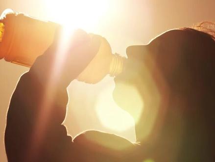 运动员们喝下的五颜六色的“水”到底是什么?#电解质 #维C #运动