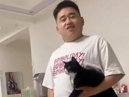 关于我老公想买个黑色公文包被我拒绝后 他夹着他的公文猫走来走去