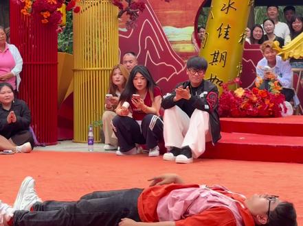 老嫂子大舞台惊现百万粉丝灵魂舞者“小汤师傅”,太有实力了#万岁山武侠城 #万岁山老嫂子 #来万岁山武侠城看斗舞了 #万岁山斗舞还是太有节目了