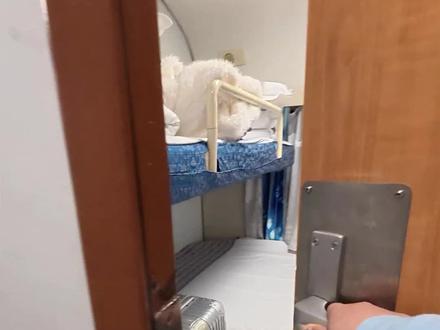沉浸式体验云南网红列车一人软包,一人买票三个坐,床够大,隔音够用,单向反锁,没人查房,没人看里面 #云南美好推荐官 #一人软包 #旅行vlog #火车卧铺 #铁路
