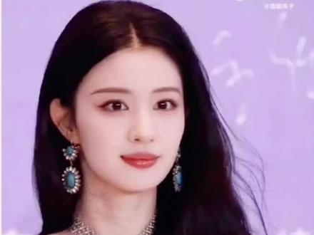 王楚然尖叫之夜双杀:珍珠裸背封神,学猪叫反差萌出圈
12月6日的澳门爱奇艺尖叫之夜,王楚然凭一套“珍珠裸背礼裙”和魔性互动,成了内娱年末红毯的最大赢家。
她的月白色抹胸长裙堪称“高级感范本”,珍珠从抹胸边缘蔓延至裸背,冷白皮与珠光交织出油画质感,斜刘海盘发又添了几分千金大小姐的矜贵,生图直出都被网友疯传为“月光下凡”,相关话题半天就破1.8亿阅读量。更绝的是她的反差萌——和丞磊携新剧《成何体统》亮相时,被问接头暗号,两人当场同步学猪叫,清冷美人秒变搞笑女,这段互动视频播放量直接破5000万。
后台采访里她还暴露吃货本性,直言走红毯前只啃了个苹果,饿到想炫一碗面,真实发言圈粉无数。除了红毯高光,她还将在12月27日登浙江音乐厅,和裘锦媛重演越剧《汉文皇后》催泪名段,影视、时尚、非遗舞台全面开花,实力诠释“美貌与业务能力双在线”。