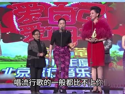 那英宋祖英同台领奖,被主持人区别对待,唱流行歌的不叫老师!