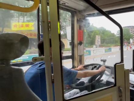 敢逼停公交车 等他们下车就让你知道什么叫黑手 #万万没想到 #公交车 #搞笑