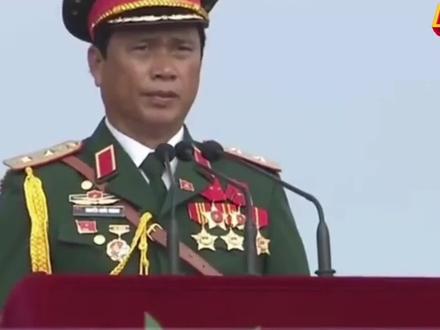 越南大阅兵太搞笑,总指挥大喊一声卧倒,阅兵式就开始了!