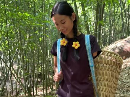 今天来山里面找笋壳叶当引火柴#独臂刘美丽 #记录农村生活