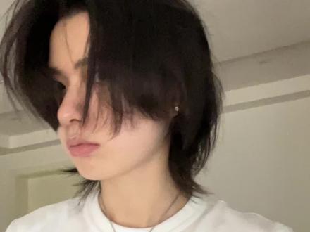 剪发vlog|你随便剪 反正我怎么剪都不会丑
在蓄发的女生男生 直接进来抄作业!
蓄发260天 我先冲理发店 给大家打个版~
我的剪发诉求是:
1⃣️底部头发剪齐不剪短(还要蓄发)
2⃣️刘海剪短到鼻底
3⃣️后脑勺高层次 不堆积
4⃣️整体打薄 (后期造型不炸)
这是剪完的样子 没有让夹板造型
鼓励每个蓄发期的短发女生、中性女孩、长发男生勇敢尝试!不要不敢进理发店 不要老是戴帽子~没型真的不好看!M住这期 给你tony老师看 不会翻车的!再不折腾就老了!
之后的发型教程 都会在这个基础上哈
记得鼓励Link❤️
#发型 #理发 #剪头发 #剪发前vs剪发后 #短发女生