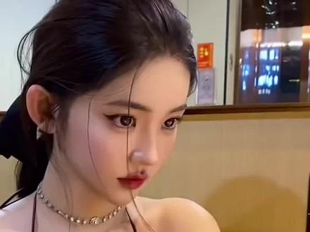 #网红李由承认自己变性 变成女生后的她面对镜头非常自信,她好勇敢。真的好美好美