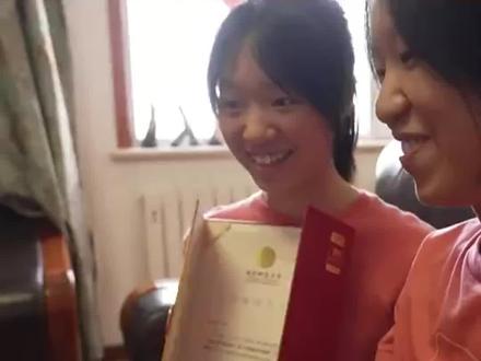 双胞胎姐妹被军校录取隔空给爸爸报喜,爸爸也是军人#军校报考 #军人