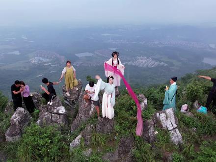 襄阳扁山夜爬攻略,女生第一次爬扁山应该注意什么,一个视频告诉你#襄阳扁山爬山攻略 #扁山怎么走 #襄阳旅游推荐官 #户外徒步登山