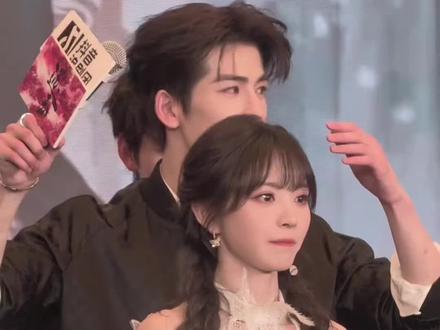 两张势均力敌的脸就该甜甜的在一起呀! #张凌赫#田曦薇 #田作之赫 #好甜#娱乐评论大赏