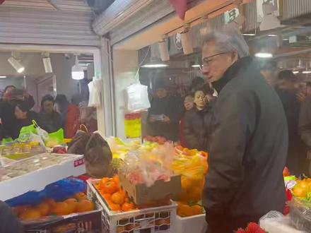 英伟达老总黄仁勋来我亲戚的市场