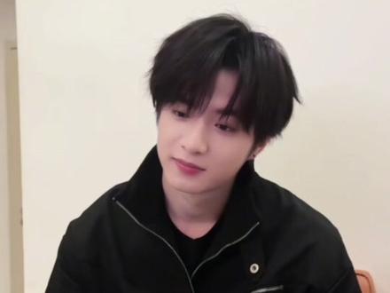 刘小狗就这样萌萌的发自己的手势舞幕后#刘耀文
