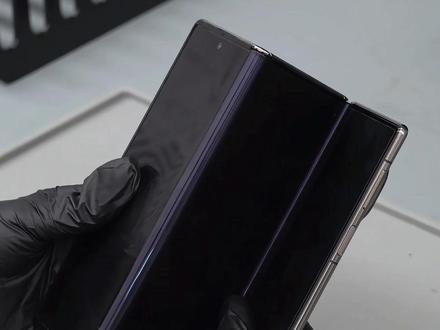 HUAWEI Mate XT更换原装三折叠大屏全过程 粉丝寄来的又又又一台华为mate三折叠手机,这是本月我修的第十三台华为三折叠手机了,同事现在都亲切的叫我阿三妹..#华为matext #华为三折叠手机 #手机维修