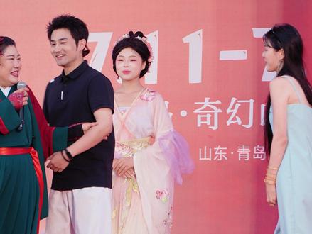 青岛美女,短剧演员孟娜MN上台了,速来围观 #王婆说媒 #万岁山武侠城 #青岛 #孟娜 #相亲 @DOU+小助手 @开封干娘-赵梅 @孟娜MN🌙 红果上搜了下,有27部呢...王婆说媒,山东青岛,奇幻山海间专场