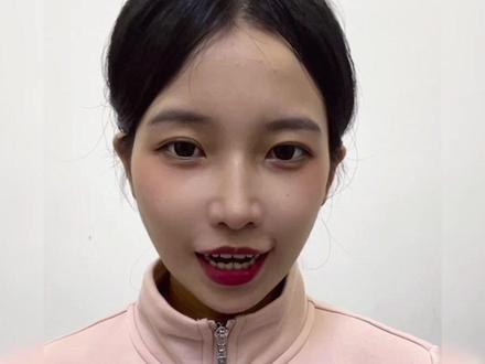开通抖音来客后,如何进行店铺装修? 只需要六步,让你的店铺完美的展现给用户,首先第一步,打开抖音来客APP,首页找到门店装修,点击进入门店装修,进入装修页面。第二步:填写门店信息。点击此处的门店信息,然后下滑,点击下方的编辑,然后编辑自己的营业状态、营业时间、营业电话等提交审核即可。第三步:上传外显小图。该图片会在店铺列表、地点列表等页面作为门店头像展示,建议上传最能代表门店的图片。例如品牌LOGO、环境、招牌商品等。图片比例最好选择1:1,图片大小不超过5M。然后提交审核。第四步:上传头图和门店相册。头图将会默认展示在门店首页和相册二级页中展示,最多展示五张,可以拖动图片变更顺序,建议上传可以代表招牌商品或门店氛围的图片。图片比例最好选择4:3,大小不超过5M。商家相册图片会在店铺页面和二级页中展示。第五步:选择设施及服务。点击设施及服务,选择好停车信息和充电设施。然后点击保存即可。这里一定要根据店铺的实际情况进行填写。第六步:填写商家公告。商家根据自己门店的实际情况,将自己店铺的营业时间调整、接待政策调整、服务内容调整等内容进行公告,比如购买团购服务后,需要提前1天预约等等。我们在完成以上所有操作后,点击左下角预览,就能看到店铺装修完成的样子了。#抖音店铺装修 #抖音店铺装修设计 #抖音来客店铺装修 #店铺装修设计 #店铺装修 @DOU+小助手