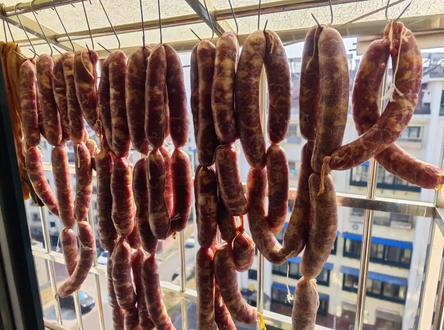 灌肠啦,进入腊月门了,年越来越近了,20斤肉灌个地道老青岛肠,配料表供大家参考:10斤肉,五香粉15g(宏仁堂比较正宗),盐80g,生抽90g.一品鲜酱油10g,鸡精50g,糖150g.高度白酒150g,姜汁100g#纯手工香肠的做法 #灌香肠 #青岛老味道