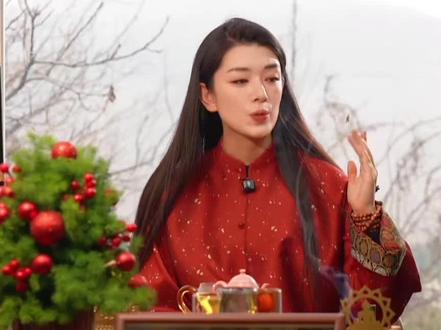 2026丙午年,天火加地火,堪称“烈焰之年”🔥。九紫离火运遇上丙午烈火,能量爆表!这一年,很多人可能会感到心浮气躁、失眠焦虑。
记住这5个字:守好你的心❤️。真正的“化岁”,是化自己心上的不安。
给大家几个实在建议👇:
1️⃣修心为上:多静坐、阅读,让心安定,向内求。
2️⃣不争不躁:开车排队别路怒,少说狠话,避免冲突。
3️⃣行善积德:捐款助人、关爱小动物,积累福报就是最佳护身符。
4️⃣注意防火:检查家中电器,消防安全时刻记心间!
#九紫离火 #2026丙午年 #国学智慧 #运势 #修心养性